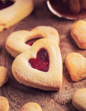 Reçelle doldurulmuş leziz kalp şekilli tereyağlı kurabiyeler yap. Tatlılar için mükemmel. Ve bu kolay pişirme tarifi ile özel durumlar.