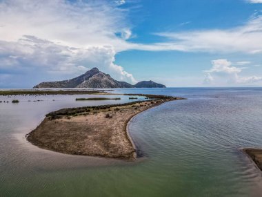 Dioni sahilinin havadan çekilmiş fotoğrafı, gizli bir plaj İyon Denizi ile Corithian Körfezi 'nin kesiştiği bir tarafta deniz ve sahilin diğer tarafında da Acheloos Nehri' nin kesiştiği yer.