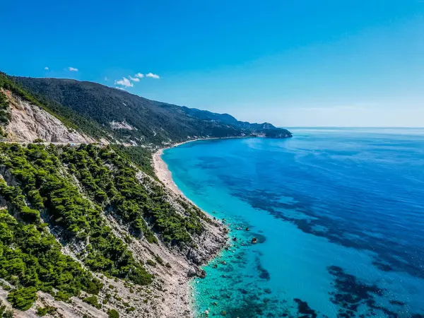 Lefkada Ionion, Yunanistan 'daki Pefkoulia plajının hava fotoğrafı