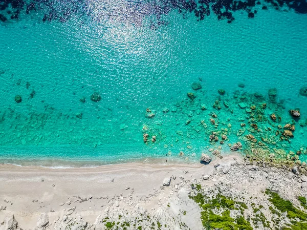 希腊Lefkada Ionion的Pefkoulia海滩的空中照片 免版税图库照片