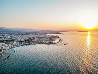 Güzel bir günde Chania eski limanının havadan çekilmiş fotoğrafı.