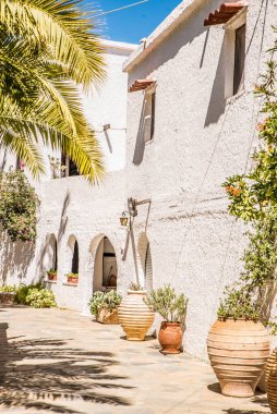 Agistri 'nin güzel bir bahar günü fotoğrafı.