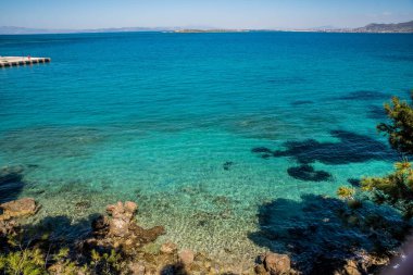 Agistri 'nin güzel bir bahar günü fotoğrafı.