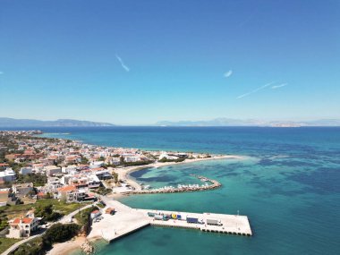 Agistri 'nin güzel bir bahar gününde havadan çekilmiş fotoğrafı.