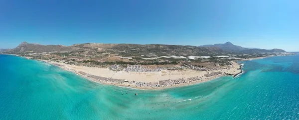 在一个美丽的夏日里 克里特岛最有名的海滩之一法拉斯那海滩的空中照片 免版税图库图片