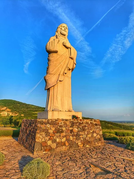 Macaristan 'ın Tarcal, Tokaj bölgesindeki İsa Anıtı' nı (Aldo Krisztus) kutsa. Gün batımında dev dini heykel.