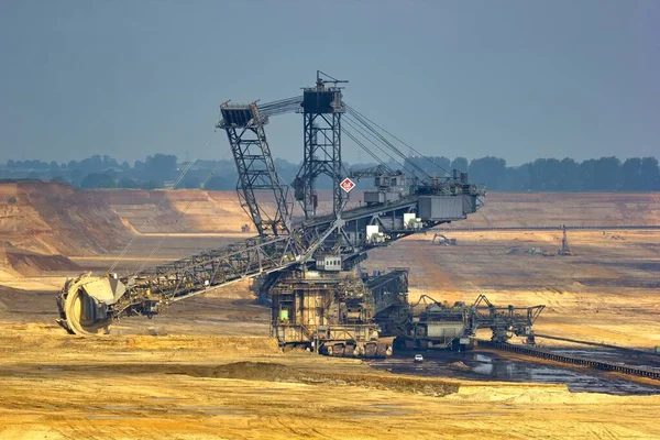 뒤셀도르프 근처의 웨일러에 석탄광에서 지표면 광산을 채굴하는 굴착기 — 스톡 사진