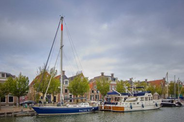 Yelkenli Hollanda, Friesland, Harlingen şehrinde bir kanala demirledi.