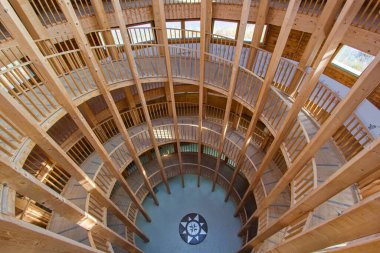 Slovenya 'nın Primorska kentindeki Koper kasabası yakınlarındaki Skocjanski Zatok bataklığının içindeki ahşap gözetleme kulesinin içi