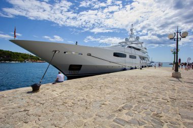 Hırvatistan 'ın Krk kenti Krk adasındaki marina (liman) limanında büyük lüks yat Blanca (gemi)