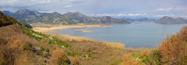 Karadağ 'ın Virpazar kenti yakınlarındaki Skadar Gölü' ne panoramik manzara