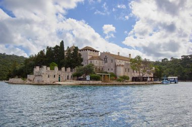 Hırvatistan 'ın başkenti Mljet Ulusal Parkı' ndaki Veliko Jezero adasındaki tarihi kilise Svete Marije