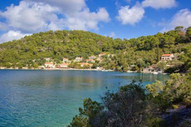 Mljet Ulusal Parkı - Veliko Jezero Körfezi 'ndeki Babine Kuce köyü, Dalmaçya kıyısı, Hırvatistan