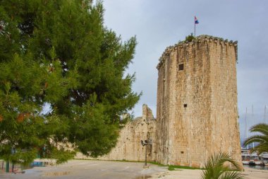 Hırvatistan 'ın Trogir kentinin tarihi merkezindeki Kamerlengo Kalesi