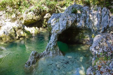 Küçük Fil, Slovenya 'daki Triglav Ulusal Parkı' ndaki Mostnica nehrinde bir kaya oluşumu.