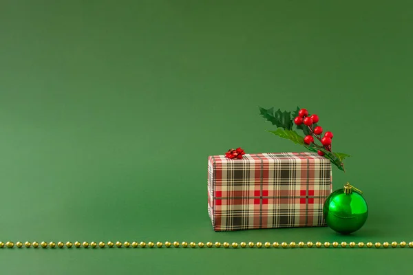 Рождественская Композиция Подарочной Коробкой Праздничными Украшениями Зеленом Фоне Минимальная Рождественская — стоковое фото