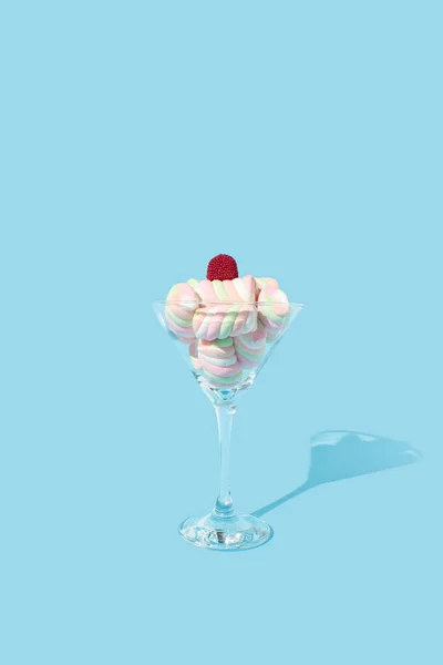 Himbeer Gummibonbons Auf Einem Haufen Marshmellows Cocktailglas Auf Pastellblauem Hintergrund — Stockfoto