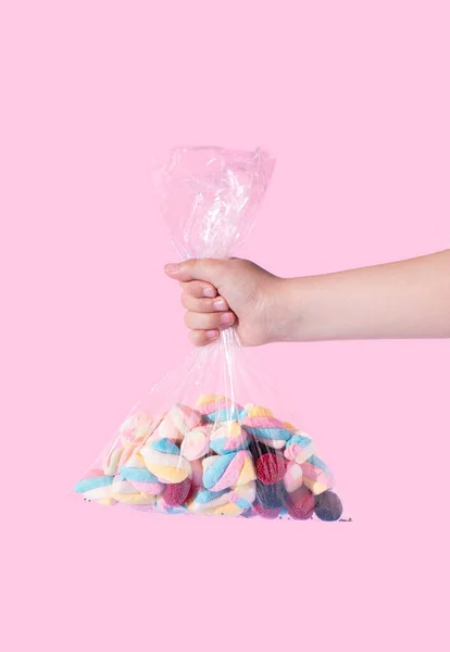 Gyermek Kéz Tartó Mályvacukor Cukorka Csomagolt Átlátszó Műanyag Zsák Rózsaszín — Stock Fotó
