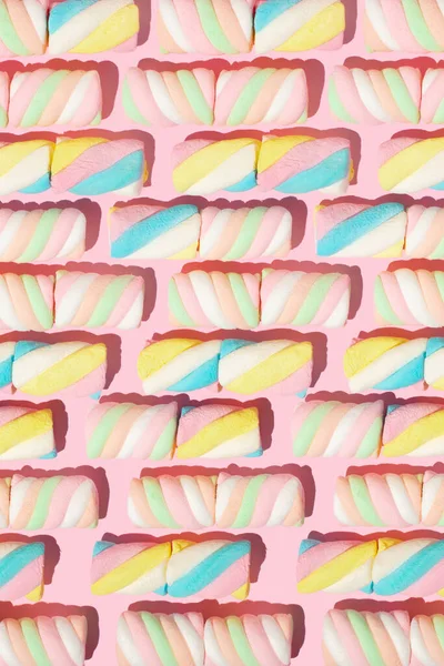 Pastel Renkli Şekerlemeler Pembe Arka Planda Tuğla Çizgisinde Şeker Deseni — Stok fotoğraf