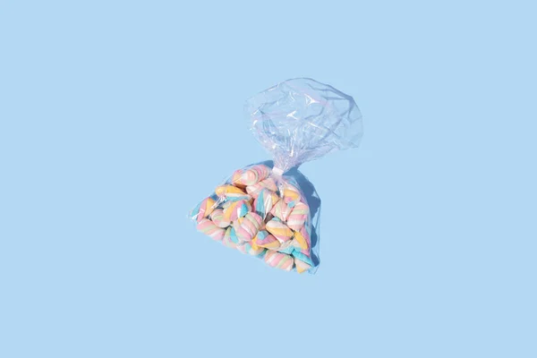 Marshmallow Bonbons Einer Durchsichtigen Plastiktüte Auf Pastellblauem Hintergrund Süßspeisenkonzept — Stockfoto