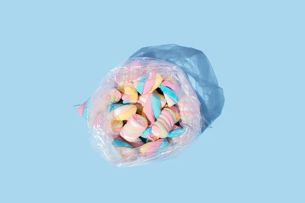 Πλαστική Τσάντα Γεμάτη Από Πολύχρωμα Marshmallow Παστέλ Μπλε Φόντο — Φωτογραφία Αρχείου