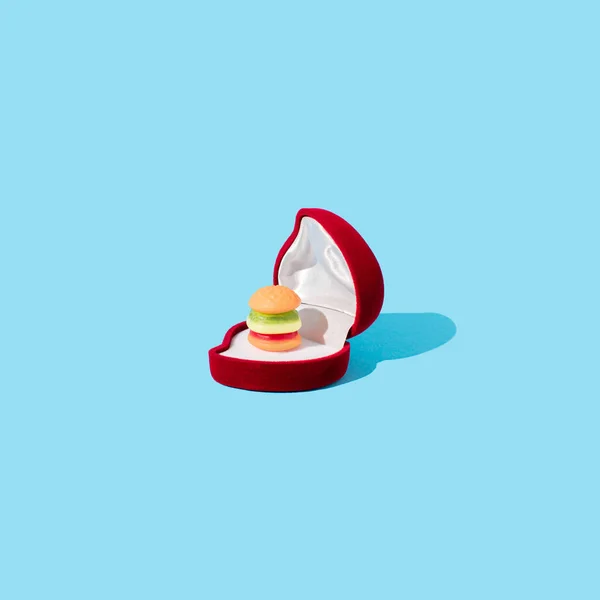 Öffnende Rote Schmuckschatulle Mit Bonbons Burgerform Auf Hellblauem Hintergrund Konzept — Stockfoto