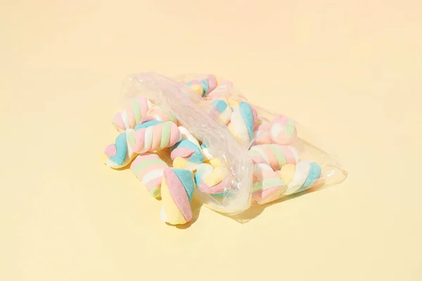 Buka Kantong Plastik Penuh Marshmallow Berwarna Warni Dengan Latar Belakang — Stok Foto