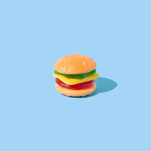 汉堡包形状粘稠的糖果 有阳光阴影 蓝色背景 夏季甜点概念 — 图库照片
