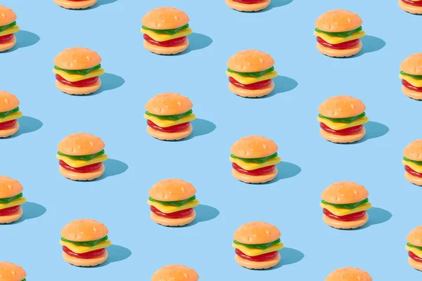Hamburger Geformte Gummibonbons Mit Sonnenlichtschatten Auf Blauem Hintergrund Sommerliches Dessert — Stockfoto