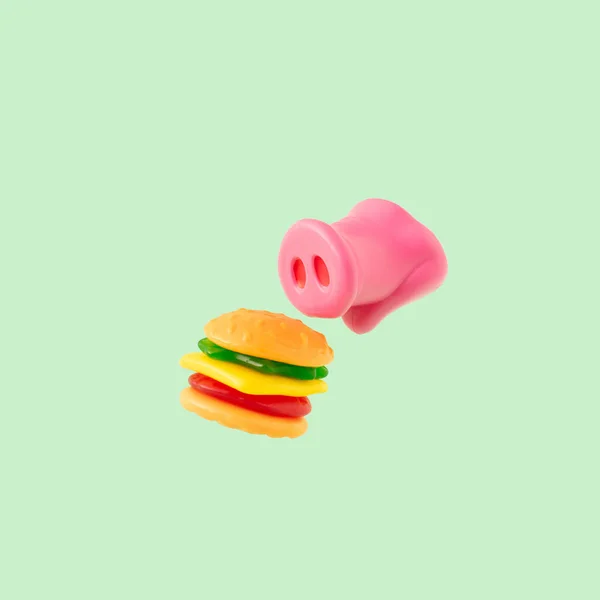 Гамбургер Форме Желейных Конфет Розовой Свиной Морды Солнечными Тенями Синем — стоковое фото