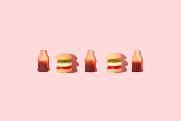 Cola Palack Alakú Hamburger Gumi Cukorka Napfény Árnyékok Válogatott Sorban — Stock Fotó