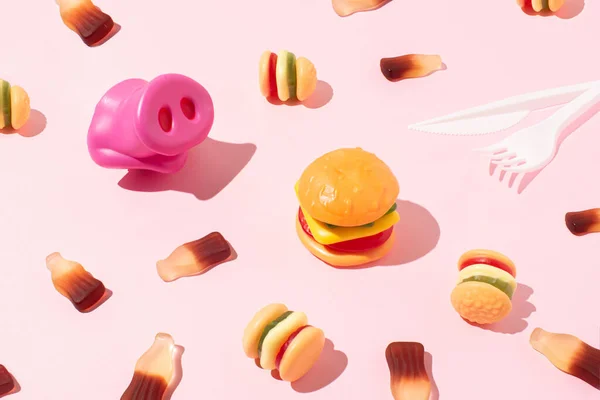 Hamburger Form Und Flaschenform Gummibonbons Mit Pinkfarbener Schweineschnauze Und Besteck — Stockfoto