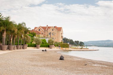 Yaz sezonu için hazırlık, otelin önündeki kumsalı temizlemek..