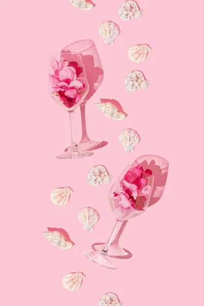 Układ Wykonany Szklanek Płatków Muszelek Różowym Tle Kreatywne Romantyczne Dekoracji — Zdjęcie stockowe