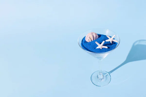 Absztrakt Komopoziton Üvegből Tele Kék Homokkal Kagylókkal Élénk Kék Háttérrel — Stock Fotó