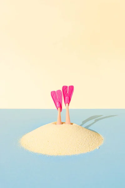 파랗고 파스텔의 위에서 다이빙 지느러미가 모래에서 나옵니다 레크리에이션 개념의 창의적 — 스톡 사진