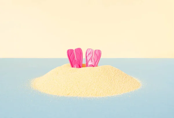 파랗고 파스텔을 배경으로 분홍빛 지느러미가 모래를 나옵니다 바다에서 수영하는 창의적 — 스톡 사진