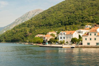 Sonbahar güneşli gününde küçük bir turist köyü, deniz kenarı konsepti.