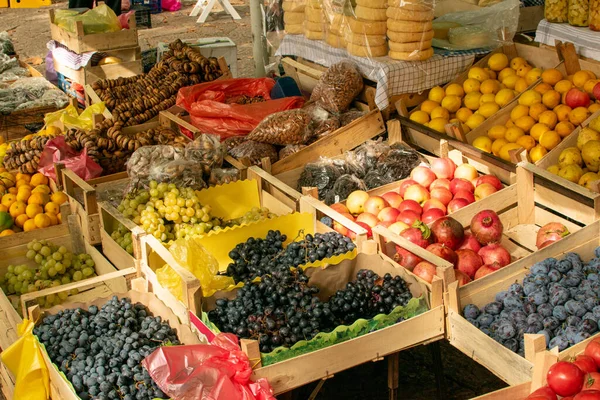 Yerel pazarda meyve aranjmanı, sağlıklı yaşam tarzı konsepti.