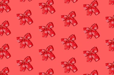 Kırmızı Noel kurdelesi kırmızı arka planda. Noel ya da yeni yıl kartı fikri. Kış tatili konsepti. Tatil deseni.