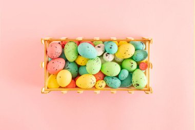 Renkli paskalya yumurtalarıyla dolu bir sepet. Asgari tatil kavramı