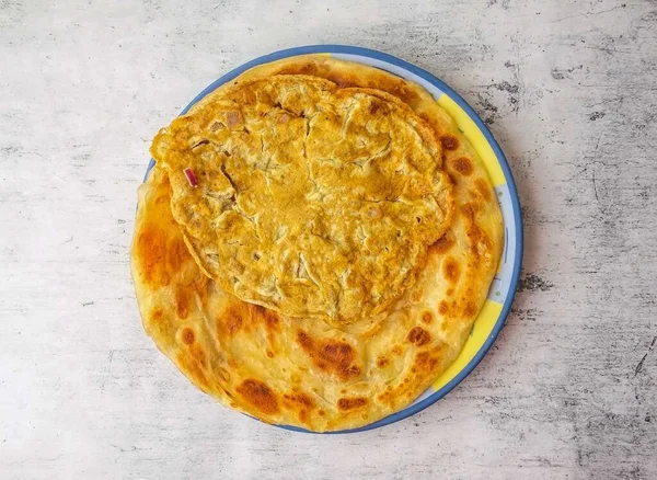 Paratha或Omelet Paratha在独立于印度和巴基斯坦食物背景视图的盘子中提供 — 图库照片