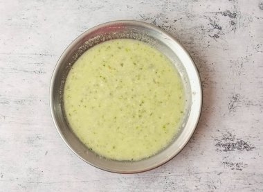 Naneli raita arka planda izole edilmiş bir tabakta servis ediliyor. Hint ve Pakistan Dili yemeklerinin üst görüntüsü.