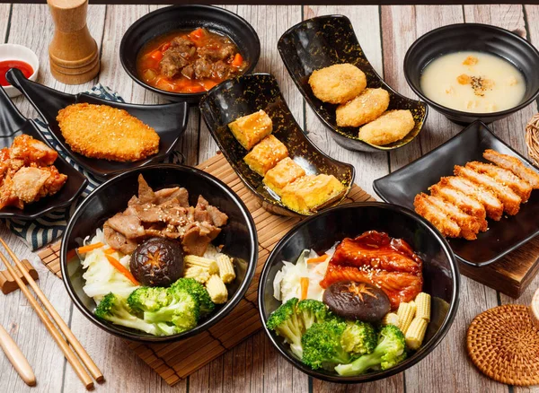 Разнообразная Жареная Тайваньская Еда Жареная Мохнатая Миска Рисом Жареная Слива — стоковое фото