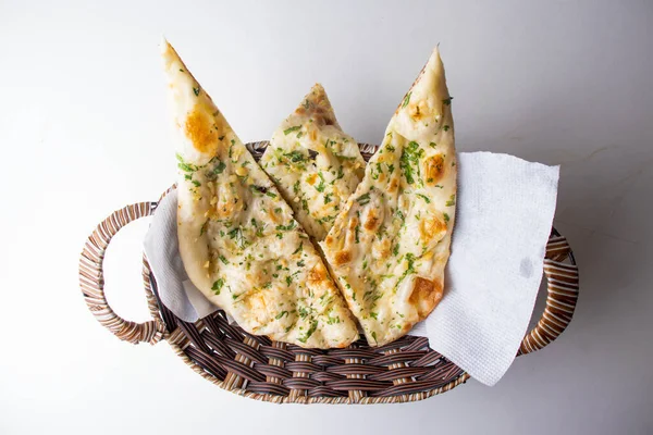 Tandoori Garlic Naan是在一个灰色背景的篮子里吃的 上面放着蒲公英食物 — 图库照片
