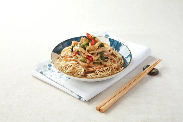 Shredded Pork Rice Noodles Met Gepekelde Kool Met Eetstokjes Geserveerd — Stockfoto