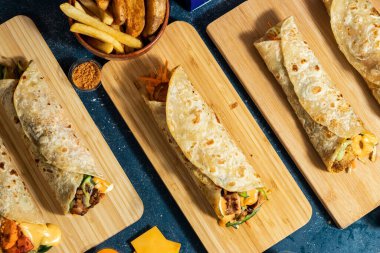 Beef Seekh Kebap shawarma, Chicken Afani Kebap Wraps, Melt Cheese Paneer Wrap, Egg Cheesy Chicken Burger Wrap, Melt Cheese Chicken Wrap, Wedges and fries with Salata sosu ve sos izole edilmiş fast food