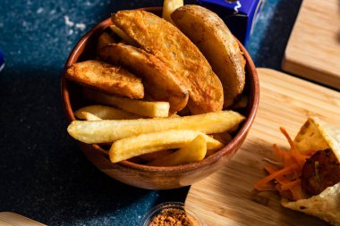 Fast food tabağında servis edilen don ve patates kızartmaları.