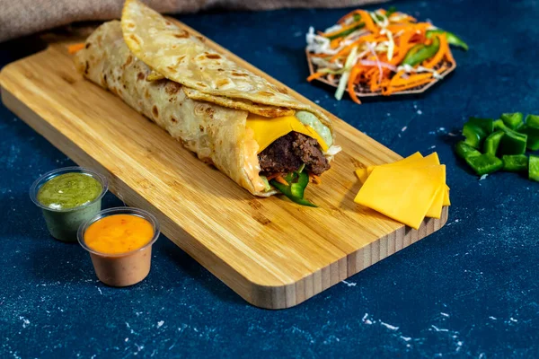 Yumurta Peynirli Biftek Aşırı Yükü Salata sosu ve soyulmuş ahşap ahşap tahta manzaralı shawarma