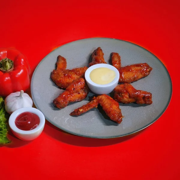 불닭의 날개와 음식은 패스트푸드의 위에서 먹는다 — 스톡 사진